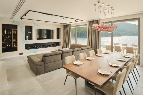 Vila Hvar, Stari Grad, dnevni boravak, polica za vino po mjeri